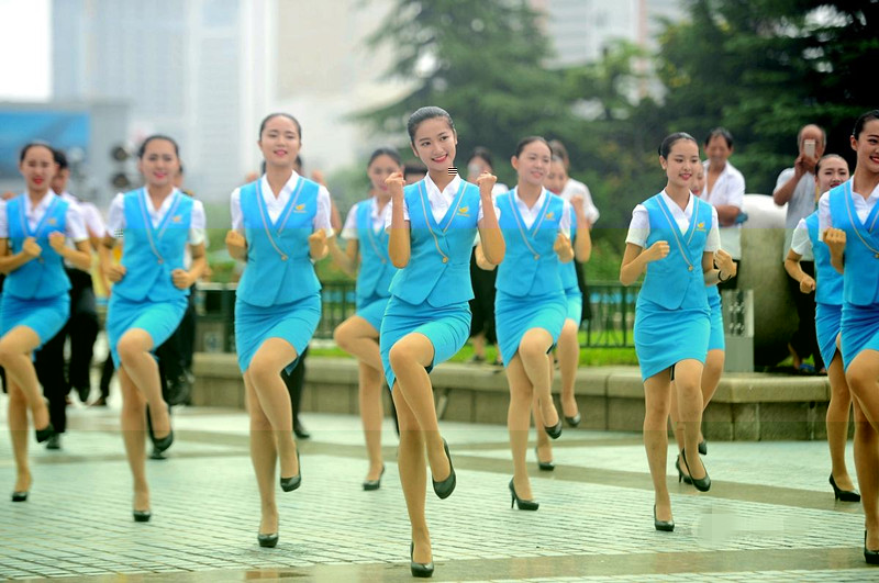四百为空姐美女热舞 穿制服玩快闪