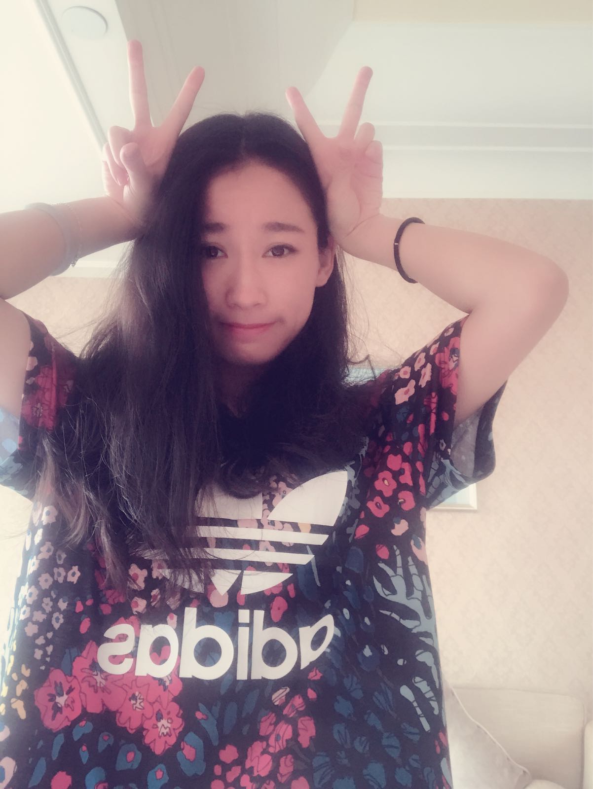 美女性感热舞 衣服都甩飞了