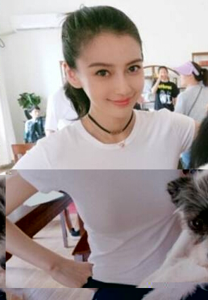 美女秀场baby微笑托腮与汪星人开心合照2