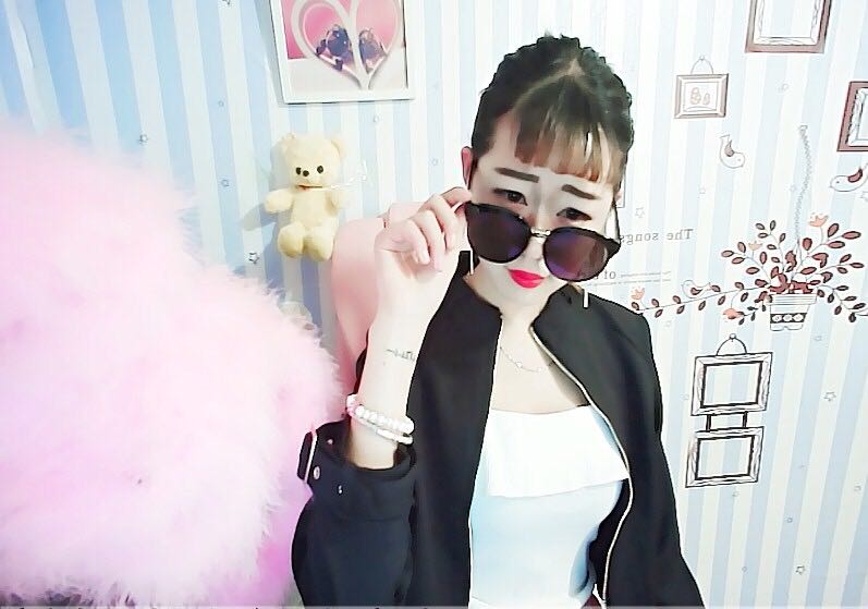 美女热舞直播 一边热舞一边玩王者3