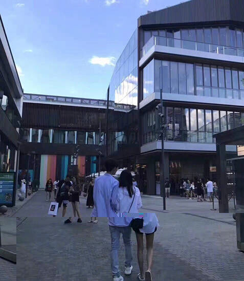 美女秀场 网红豆得儿三里屯约会帅哥1