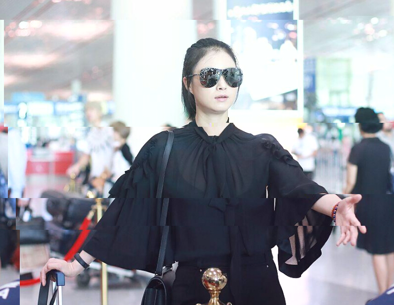 美女秀场 美女蒋欣蝴蝶袖素颜现身机场2