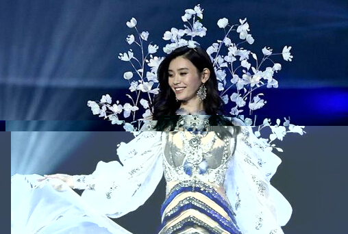 美女秀场 维秘秀心疼奚梦瑶走秀摔倒1