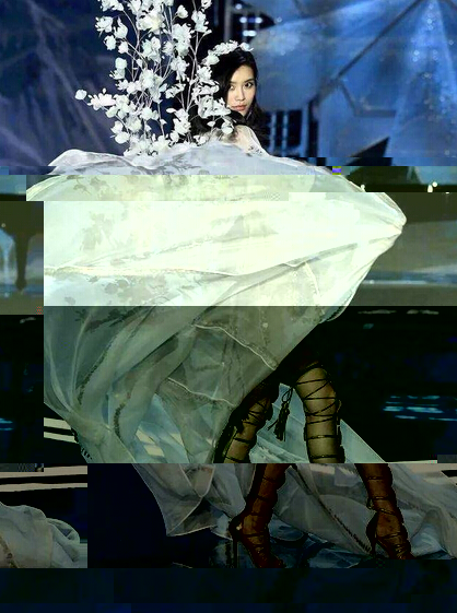 美女秀场 维秘秀心疼奚梦瑶走秀摔倒2