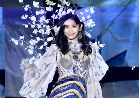 美女秀场 维秘秀心疼奚梦瑶走秀摔倒3