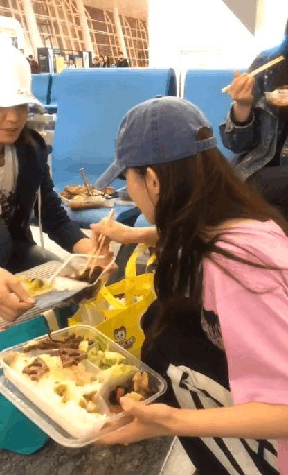 视频秀场直播 美女林允机场啃鸭脖接地气2